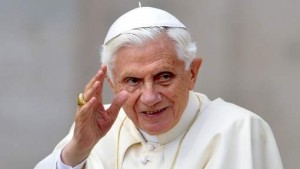 Paus Benedictus, pemeimpin tertinggi kristen katholik (2005-2013)  juga mengenakan peci, dengan rambut terjuntai keluar