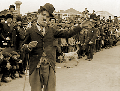Untuk pertama kalinya Chaplin berdandan dengan kumis ikoniknya